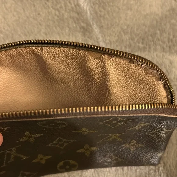 Louis Vuitton Cosmetic Case - Picture 9 of 9